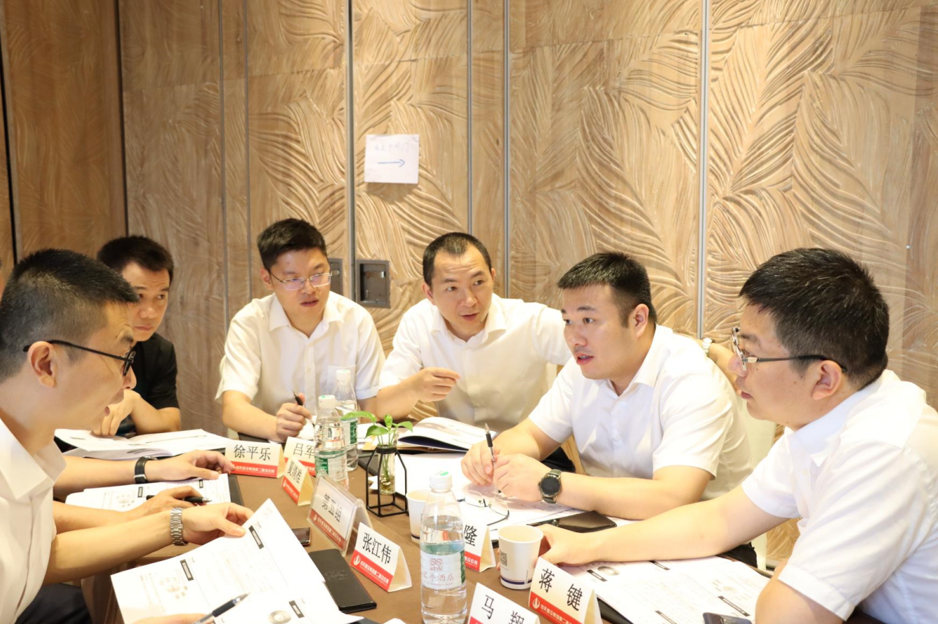 2021年6月25日-26日，AG公司二建组织开展了2021年中高层主管执行力培训。本次培训特邀清华、北大、上海交大总裁班讲师，中国企业家协会特聘高级讲师许晋老师进行授课。